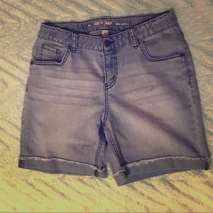 Midi shorts w/ adjustable waist.